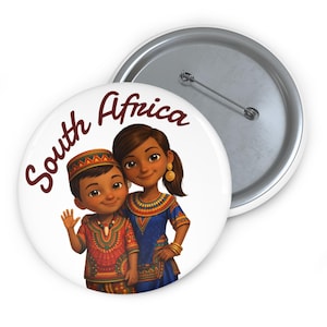 Könnte beinhalten: Weißer Button mit dem Schriftzug "South Africa" in kastanienbrauner Schrift. Der Button zeigt eine Illustration von zwei Kindern in traditioneller Kleidung. Ein Kind winkt. Er hat eine Metallnadel auf der Rückseite.