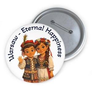 Könnte beinhalten: Ein weißer Button mit einer Cartoon-Illustration von zwei Kindern in traditioneller polnischer Kleidung. Der Button zeigt den Text "Warschau - Eternal Happiness" in einem kreisförmigen Design um das Bild der Kinder. Der Button hat eine Metallnadel auf der Rückseite.