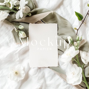Mockup di carta fatta a mano, Mockup di invito con bordo deckle, Mockup di carta di cotone naturale, Verde salvia, Invito con bordo strappato, Adatto a 5x7, A5, #42