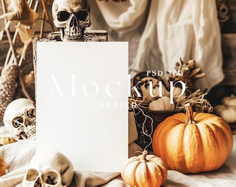 Op de afbeelding: Een witte kaartmockup met de tekst "Mockup Papier" erop. De kaart is omringd door herfstdecoratie, waaronder pompoenen, pompoenen en schedels.
