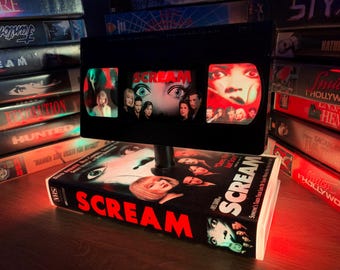 Lampa stołowa VHS „Krzyk”, spersonalizowana dekoracja filmowa w stylu retro, nostalgia lat 80. i 90., lampka nocna z horroru