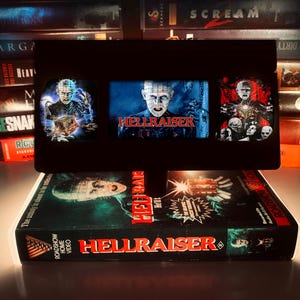 Lampada VHS Hellraiser, regalo film horror, lampade anni &#39;80 e &#39;90, lampada da tavolo VHS retrò, lampada notturna, regalo per appassionati di film, regalo horror