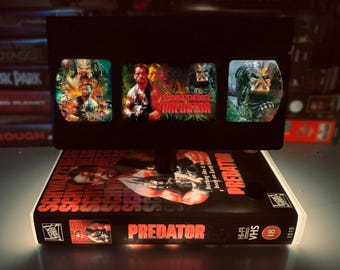 プレデターVHSテーブルランプ、手作りのレトロな映画装飾、80年代～90年代のノスタルジア、映画ナイトライト