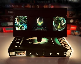 Alien VHS bordslampa, handgjord retro filmdekor, 80-90-tals nostalgi, filmnattlampa