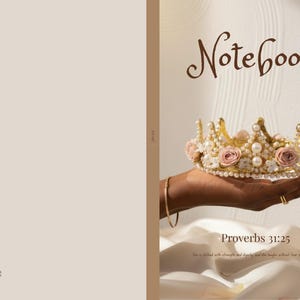 Peut inclure: Un carnet avec un motif de couronne décorative. La couronne est dorée avec des perles et des roses roses. Le mot "Notebook" est écrit en marron. Le texte "Proverbes 31:25" est également visible.