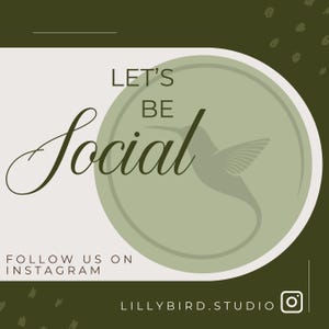 K&ouml;nnte beinhalten: Quadratische Grafik in Wei&szlig; und Olivgr&uuml;n. Der Text "LET'S BE Social" ist in einer Schreibschrift. Eine Kolibri-Silhouette befindet sich in einem gr&uuml;nen Kreis. Der Text "FOLLOW US ON INSTAGRAM" und das Instagram-Logo sind ebenfalls enthalten.