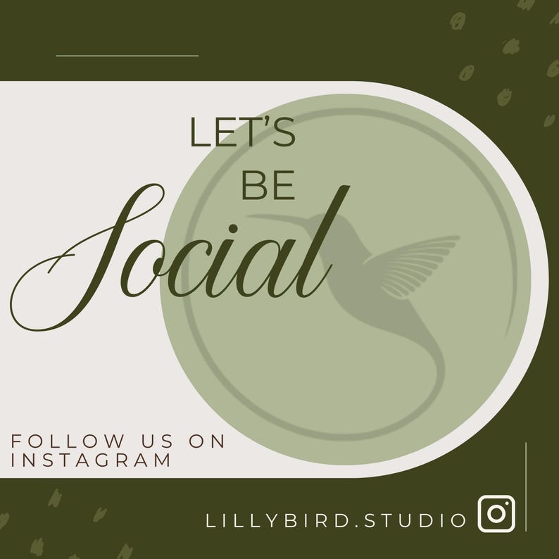 K&ouml;nnte beinhalten: Quadratische Grafik in Wei&szlig; und Olivgr&uuml;n. Der Text "LET'S BE Social" ist in einer Schreibschrift. Eine Kolibri-Silhouette befindet sich in einem gr&uuml;nen Kreis. Der Text "FOLLOW US ON INSTAGRAM" und das Instagram-Logo sind ebenfalls enthalten.