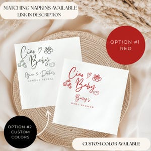 K&ouml;nnte beinhalten: Zwei wei&szlig;e Papierservietten mit dem Text "Ciao Baby" in schwarzer und roter Schrift, mit Baby-Illustrationen. Auf einer Serviette steht "Gina & Dustin's GENDER REVEAL", auf der anderen "Bailey's BABY SHOWER". Das Bild enth&auml;lt den Text "Passende Servietten erh&auml;ltlich" und "Eigene Farbe verf&uuml;gbar".