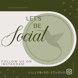 Puede incluir: Dise&ntilde;o gr&aacute;fico con el texto "LET'S BE Social" en una fuente elegante. Una silueta de colibr&iacute; est&aacute; dentro de un c&iacute;rculo verde. Tambi&eacute;n se incluyen las palabras "FOLLOW US ON INSTAGRAM" y el logotipo de Instagram.