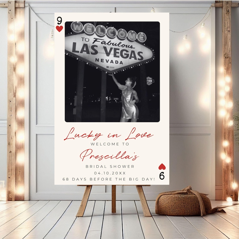 Puede incluir: Una tarjeta blanca con un coraz&oacute;n rojo y el n&uacute;mero 9 en la esquina superior izquierda. La tarjeta tiene una foto en blanco y negro de una mujer de pie frente al letrero "Welcome to Fabulous Las Vegas". El texto "Lucky in Love" est&aacute; escrito en cursiva roja. El texto "Welcome to Prescilla's Bridal Shower 04.10.20XX 68 Days Before the Big Day!" est&aacute; escrito en negro. Un coraz&oacute;n rojo con el n&uacute;mero 6 est&aacute; en la esquina inferior derecha.