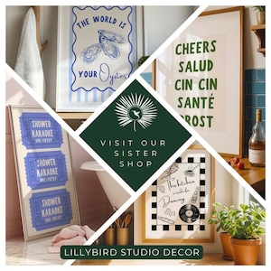 K&ouml;nnte beinhalten: Eine Collage von gerahmten Kunstdrucken mit verschiedenen Designs. Ein Druck zeigt "The World Is Your Oyster", ein anderer sagt "Cheers" in mehreren Sprachen, und ein dritter sagt "This kitchen is made for dancing."