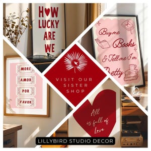 Puede incluir: Un collage de impresiones art&iacute;sticas enmarcadas con varios dise&ntilde;os y texto. Una impresi&oacute;n dice "How Lucky Are We" en rojo. Otra dice "Buy me Books & Tell me I'm Pretty". Otras impresiones presentan frases en espa&ntilde;ol. El nombre de la tienda "LILLYBIRD STUDIO DECOR" est&aacute; en la parte inferior.