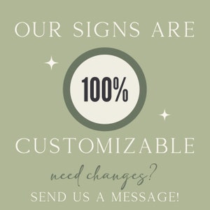 Puede incluir: Imagen cuadrada con fondo verde salvia. El texto "OUR SIGNS ARE 100% CUSTOMIZABLE" se muestra en blanco, con una fuente elegante. Las palabras "need changes? SEND US A MESSAGE!" est&aacute;n en una fuente de escritura.