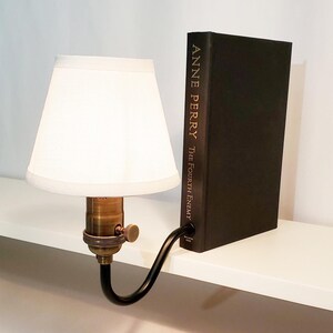Lampe d'étagère. Lampe de bibliothèque. Décoration d'étagère. Décoration de bibliothèque/bureau. Cadeau lecteur. Amateur de livres. Livres. Rat de bibliothèque. Applique livre. Anne Perry.