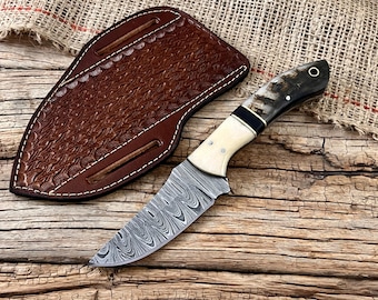 Handmade Damascus Steel Hunting Knife: Ram Horn Handle, Leather Sheath