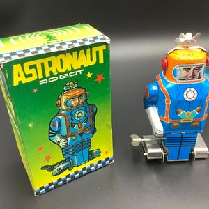 ブリキ玩具ロボット●WIND-UP WALKING ASTRONAUT 2体 Wind-up Walking Astronaut W/ Sparks, Circa 1960s - Made in