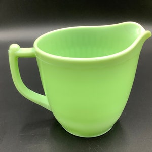 Vintage Jeannette Glass Co. 33 oz Pitcher with sunflower base