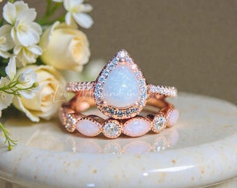 Anillo conmemorativo en forma de lágrima con piedra de nacimiento