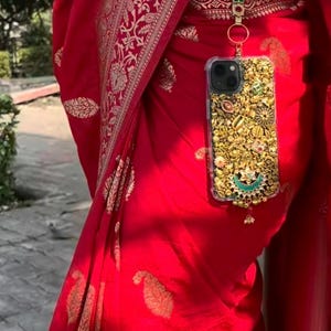 Étui de téléphone mains libres DIVA avec poignée de suspension // Mariage indien // Personnaliser la coque de téléphone // Personnalisez votre coque de téléphone pour le mariage.