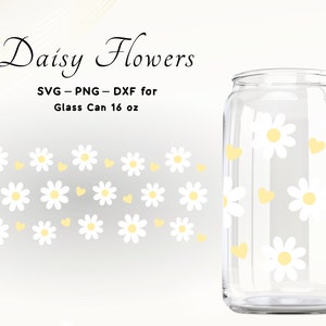 Op de afbeelding: Een doorzichtige glazen kan met een patroon van witte madeliefjes en gele hartjes. De tekst "Daisy Flowers" en "SVG - PNG - DXF for Glass Can 16 oz" staat boven de kan.