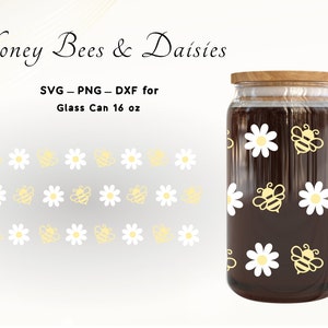 Könnte beinhalten: Ein Glasgefäß mit einem Holzdeckel, gefüllt mit Honig und verziert mit einem Muster aus weißen Gänseblümchen und gelben Bienen. Das Gefäß ist mit "SVG - PNG - DXF for Glass Can 16 oz" und "Honey Bees & Daisies" beschriftet.