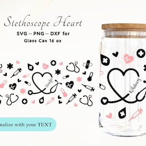 Può includere: Un barattolo di vetro trasparente con coperchio in legno, decorato con uno stetoscopio nero che forma un cuore. Il design include cuori rosa, simboli medici e il testo "Stethoscope Heart". Il barattolo è di 473 ml.