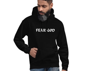 Könnte beinhalten: Schwarzer Kapuzenpullover mit einem weißen Aufdruck, der in gotischer Schrift "FEAR GOD" lautet.