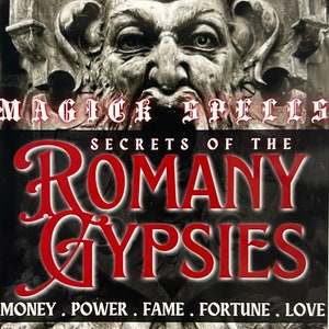 Può includere: Copertina di un libro con un'immagine in bianco e nero di una gargoyle con le corna e un titolo rosso che recita "Magick Spells Secrets of the Romany Gypsies". Le parole "Money. Power. Fame. Fortune. Love" sono in basso.