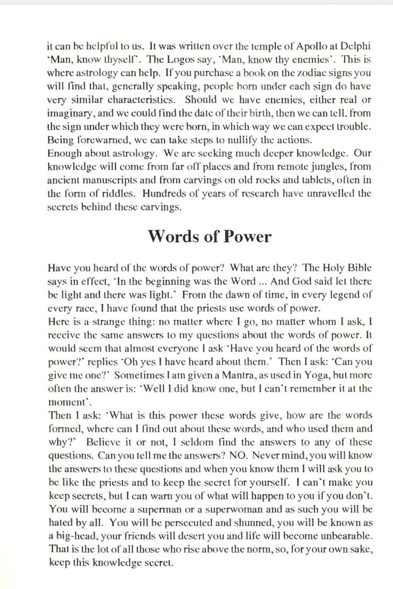 Puede incluir: Una p&aacute;gina de un libro con el t&iacute;tulo "Palabras de poder" y texto sobre el poder de las palabras. El texto trata sobre el uso de las palabras en leyendas y religiones antiguas, y c&oacute;mo pueden usarse para influir en los dem&aacute;s.