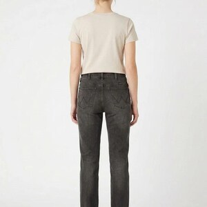 Relaxed Wrangler Jeans in Black size W30/L33 image 2