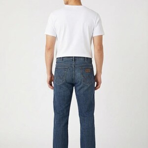 Vintage Straight Wrangler Jeans in Blue size W36 / L28 image 2
