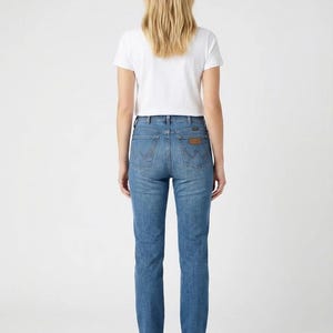 Gerade geschnittene Wrangler Jeans in Blau Normalgröße W34 Bild 2