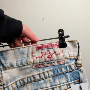 True Religion Acid Wash Shorts in Blue size W36 bild 5