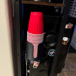 ソロ スタイル プラスチック カップ用の 3D プリント カップ ディスペンサー / ホルダー - キッチンを整理してアクセサリーとして活用しましょう。