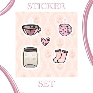 Op de afbeelding: Een sticker set met illustraties van een theekopje met hartjes, een koffiekopje, een pot met lichtslingers, een hartje en sokken. De woorden "STICKER" en "SET" zijn afgebeeld. De achtergrond is een bloemenpatroon.