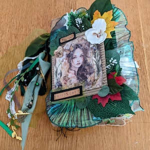 Diario mágico de hadas del bosque verde, alterado, hecho con imágenes, textos y efímeras de cuentos de hadas alterados, etiquetas, bolsillos y citas. Grueso.