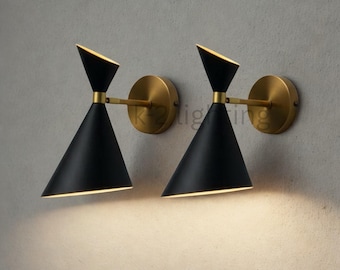 Moderne Diabolo-wandkandelaar uit het midden van de eeuw, zwart geëmailleerd en messing afwerking, Italiaanse verlichting in stilnovo-stijl