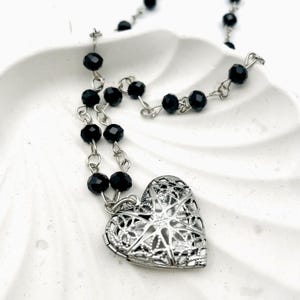 Collar con medallón de corazón bañado en plata: joyería fotográfica con cuentas de vidrio negro