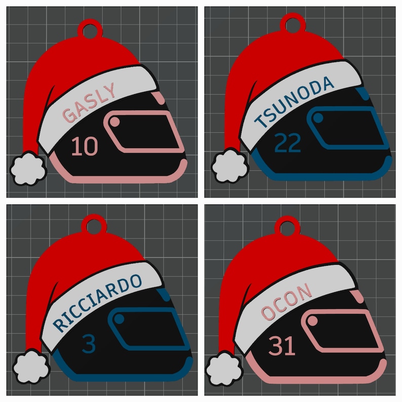 Op de afbeelding: Vier kerstversieringen in de vorm van racehelmen. Elke zwarte helm heeft een andere naam en nummer: Gasly 10, Tsunoda 22, Ricciardo 3 en Ocon 31. De helmen zijn bedekt met een rode kerstmuts.
