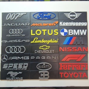 Puede incluir: Un collage en blanco y negro de logotipos de coches, incluyendo 007, Jaguar, Audi, Lotus, BMW, Lamborghini, Chevrolet, AMG, Pagani, Speed Champions, Bugatti, Ferrari, Mustang y Toyota.