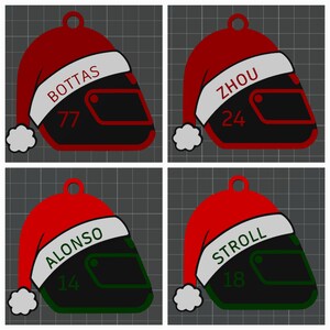 Op de afbeelding: Vier kerstversieringen in de vorm van racehelmen, elk met een kerstmuts. De ornamenten zijn rood, zwart en wit, met de namen "BOTTAS", "ZHOU", "ALONSO" en "STROLL" en hun racenummers.