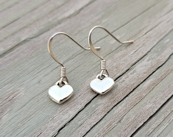 Aretes de corazón pequeños. Regalos para ella, aniversario, cumpleaños, damas de honor, regalos para mamá y mujeres. Aretes de corazón de plata.