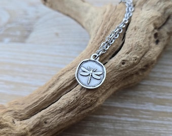 Collana con libellula. Regali per lei, anniversario, compleanno, damigelle d'onore, festa della mamma, Natale. Farfalla. Libellula in argento.