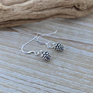 Dennenappel oorbellen. Sterlingzilver. Cadeaus voor haar, jubileum, verjaardag, bruidsmeisjes. Dennenappeloorbellen
