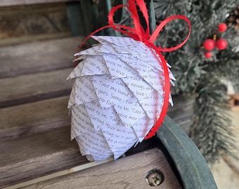 Enfeite de pinha com a letra da sua música. ESCOLHA A SUA MÚSICA. Enfeite de Natal, Presente de Natal, Primeiro Aniversário, Presente de Aniversário, Enfeite de Papel