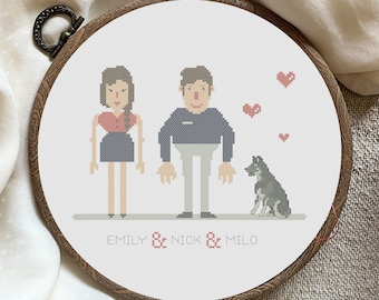 Peut inclure: Un cerceau de broderie en point de croix avec un motif pixélisé d'un couple et de son chien. Le couple est debout l'un à côté de l'autre, et le chien est assis devant eux. Le texte "EMILY & NICK & MILO" est écrit sous les figures. Il y a trois cœurs roses au-dessus des figures.