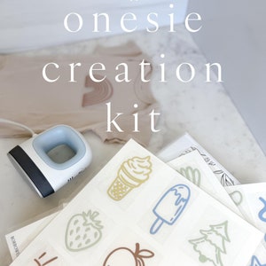 Peut inclure: Un kit de création de body avec une presse à chaud et des feuilles de vinyle thermocollant avec différents motifs, dont un soleil, une étoile, un arbre, un cornet de glace, une sucette glacée, une fraise et une pêche.