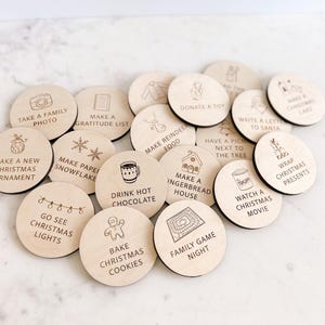 Puede incluir: Un conjunto de 16 ideas de actividades navide&ntilde;as de madera, cada una con una actividad diferente escrita en ella. Las actividades incluyen hacer un nuevo adorno, hornear galletas, ver una pel&iacute;cula navide&ntilde;a y m&aacute;s.
