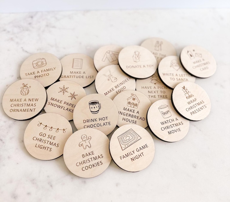 Puede incluir: Un conjunto de 16 ideas de actividades navide&ntilde;as de madera, cada una con una actividad diferente escrita en ella. Las actividades incluyen hacer un nuevo adorno, hornear galletas, ver una pel&iacute;cula navide&ntilde;a y m&aacute;s.