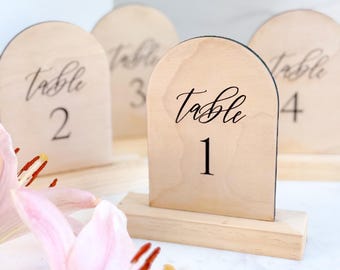Numéros de table de mariage en bois gravés - Conception simple arquée | Marqueurs de table / Jeu de numéros de table